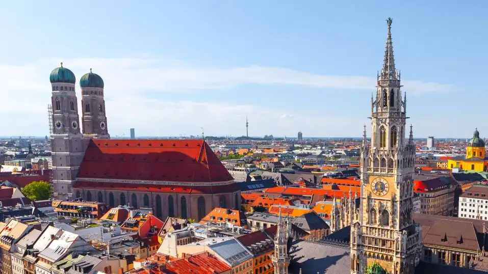 die Altstadt von München, links die Frauenkirche, rechts der Rathaus-Turm